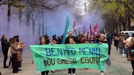 La marcha de las trabajadores del Centro Hospitalario Benito Menni, de Elizondo, llegan al Parlamento.