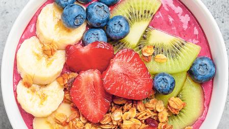 Bol con diferentes frutas