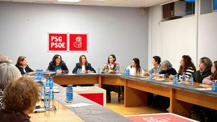 La secretaria de Organización de los socialistas gallegos, Lara Méndez, y la responsable de Igualdad, Silvia Fraga, han presentado un manifiesto que incluye un decálogo de medidas de lucha contra el machismo este viernes