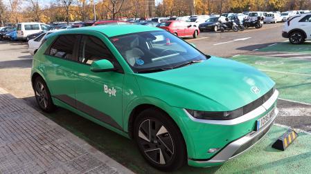 Un vehículo de Bolt aparcado en el campus de la UPNA en Pamplona