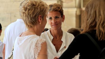 La presidenta Chivite charla con la alcaldesa de Viana, Yolanda González, en una imagen de las pasadas fiestas patronales.
