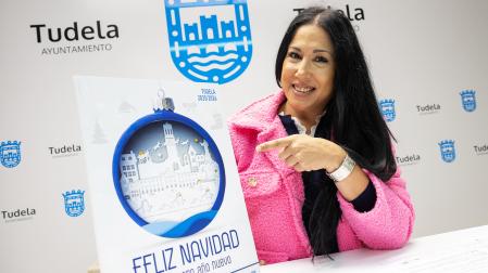 La concejala de Festejos, Verónica Gormedino, con el cartel del programa navideño