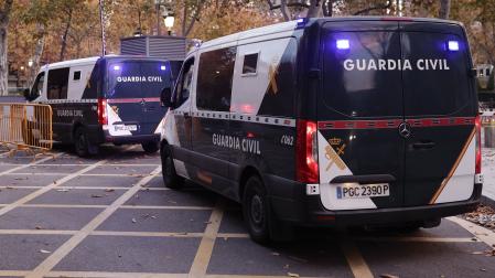 Dos furgones entran en el garaje de la Audiencia Nacional donde este sábado el juez Antonio Piña interroga a la exmilitante socialista Leire Díez, al expresidente de la SEPI Vicente Fernández y al socio del ex secretario de Organización del PSOE Santos Cerdán en la empresa Servinabar, Antxon Alonso, detenidos el pasado miércoles por la UCO por delitos de prevaricación, malversación, tráfico de influencias y organización criminal