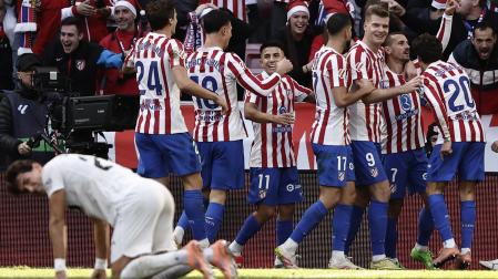 El delantero francés del Atlético de Madrid Antoine Griezmann (2d) celebra tras marcar el 2-1 durante el partido de LaLiga entre el Atlético de Madrid y el Valencia
