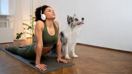 Un perro acompaña a su dueña mientras hace yoga