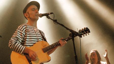 Fito Cabrales, líder de Fito & Fitipaldis, actúa en Anaitasuna antes del concierto de Extremoduro