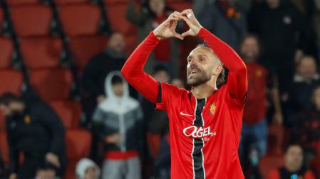 El delantero del RCD Mallorca Vedat Muriqi celebra su gol ante el Elche