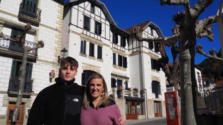 Raquel Marco Landa y su hijo Dani Hall Marco, ante la fachada de los Apartamentos Pirineo