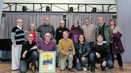 Integrantes de Ecologistas en Acción-Landazuría, con el premio Olentzero.