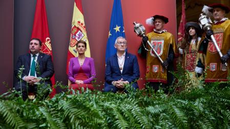 Los presidentes del Parlamento, Unai Hualde y María Chivite, y el vicepresidente 1º y consejero de Presidencia del Gobierno, Félix Taberna, el pasado 3 de diciembre, en el acto institucional del Día de Navarra