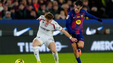 El delantero del FC Osasuna  Víctor Muñoz ante el centrocampista del FC Barcelona Pedri