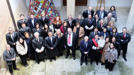 Foto en el patio de la casa de cultura con compañeros abogados, nuevos colegiados, autoridades y el decano Bernardo Lacarra, a la derecha de la imagen rodeado de su familia y con su nieta en brazos.