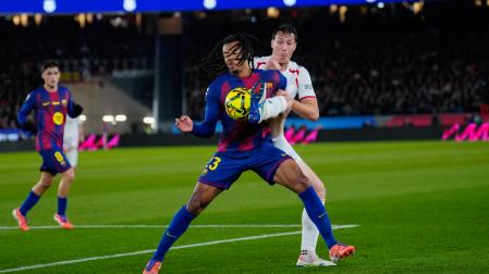 El defensa del FC Barcelona Jules Koundé ante el defensa de Osasuna Jorge Herrando