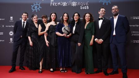 El equipo de la película ´Los Domingos´ posa con el premio a ´Mejor largometraje de ficción´ en los Premios Forqué
