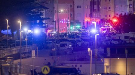 Policía y servicios de emergencia trabajan junto al lugar del suceso, la playa de Bondi