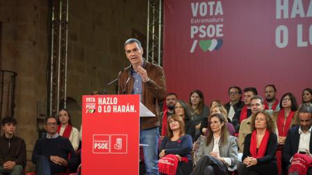 Pedro Sánchez, durante su intervención este domingo en el mitin de Cáceres