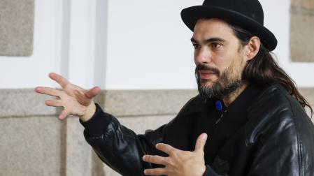 El director de cine Óliver Laxe, durante la entrevista con motivo de la inauguración de 'Hu'
