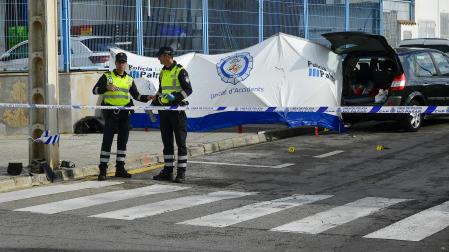 Dos agentes de la Policía Local acordonan la zona donde ha tenido lugar el atropello