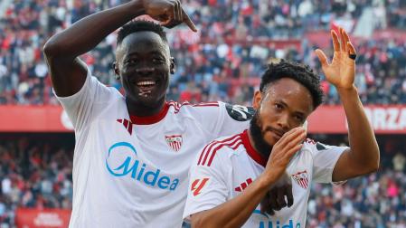 El delantero del Sevilla Chidera Ejuke (d) celebra el gol marcado ante el Oviedo