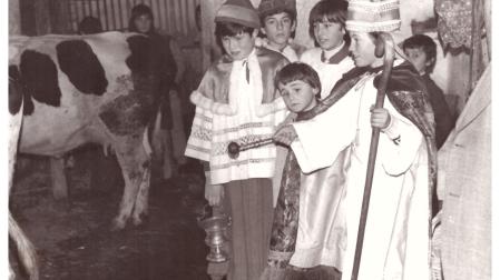 Bendición de los animales en casa “El Sacristán” Muruzábal, en la fiesta de San Nicolás, diciembre de 1977