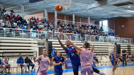 La ala-pívot del Osés Construcción Aixa Wone eleva el balón ante la oposición de Itsaso Conde, del Santfeliuenc.