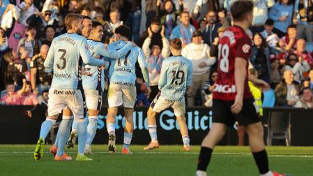 Los jugadores del Celta celebran su primer tanto