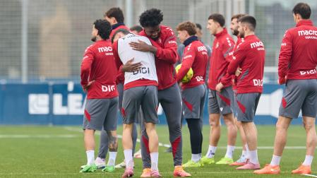 Gesto cariñoso entre Boyomo y Aimar Oroz, el pasado viernes antes de viajar a Barcelona