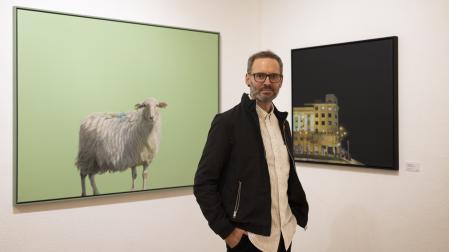 Iñaki Lazkoz en la exposición 'Navidad triste' que presenta en la galería Ormolú
