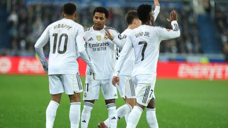 Los futbolistas del Real Madrid celebran el primer gol contra el Alavés