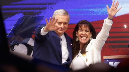 El presidente electo de Chile, el ultraderechista José Antonio Kast, y su esposa, María Pía Adriasola, celebran este domingo, en Santiago (Chile).