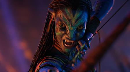 Escena de la película 'Avatar: Fire and Ash' con la actriz Zoe Saldaña en el papel de Neytiri.