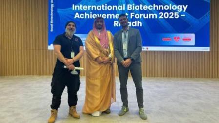 Germán Alejandro Sánchez Martín (CEO de Opportunity Health), Sultan Al-Mansour y Nicolás López de Aguileta, durante la Saudi Biotechnology Venture Readiness Accelerator en Riad (Arabia Saudí).
