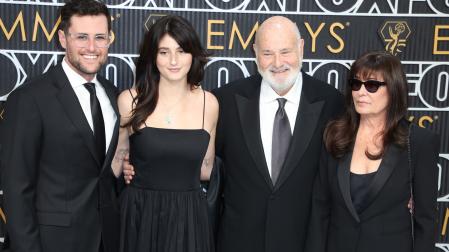 Los otros dos hijos de Rob Reiner, Jake Reiner y Romy Reiner, junto a su esposa, Michele Reiner, en una premier