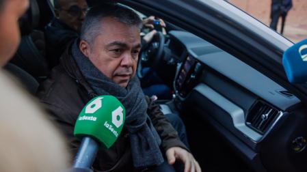 El exsecretario de Organización del PSOE Santos Cerdán a su salida este lunes del Juzgado de Primera Instancia de Tafalla (Navarra), tras cumplir con la comparecencia quincenal impuesta por el juez