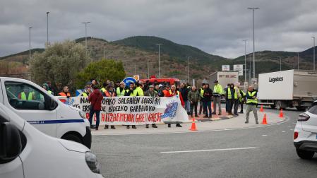 Concentración de ayer en la rotonda junto a Cinfa, en Olloki