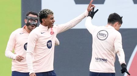 Los jugadores del FC Barcelona Eric García (i), Lamine Yamal y Pedri González (d) durante el entrenamiento de su equipo en la ciudad deportiva Joan Gamper para preparar el partido de Copa del Rey