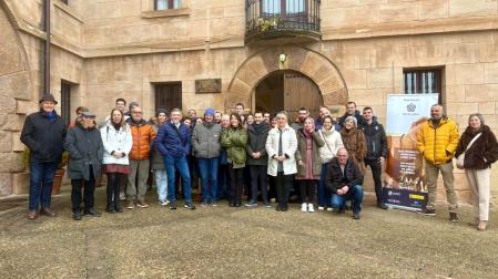 Los asistentes a la inauguración posan en el exterior del santuario de Codés, en Torralba del Río,
