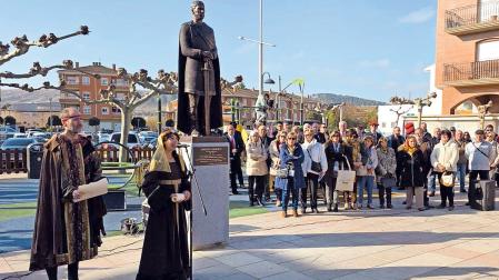 La nueva escultura se erige ya en la plaza San Cosme y San Damián