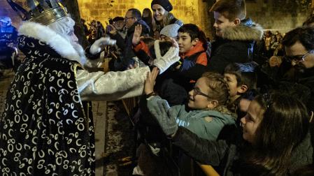 Melchor saluda a los niños en la plaza San Martín de Estella, en los primeros momentos de la cabalgata.-
