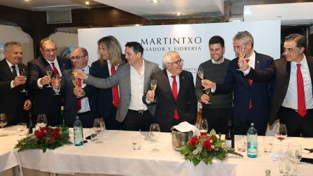 Osasuna mantuvo el tradicional encuentro navideño con los medios de comunicación. De izquierda a derecha, Fran Canal (director general), Miguel Salcedo (directivo), Josetxo Pérez de Zabalza (directivo), César Muniain (directivo), Braulio Vázquez (director deportivo), Luis Sabalza (presidente), Alessio Lisci (entrenador), José Andrés Burguete (directivo) e Ignacio Busto (directivo), en el brindis.