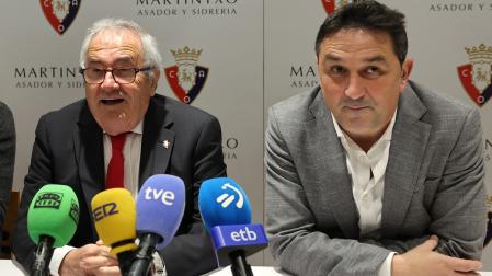 Luis Sabalza y Braulio Vázquez, atendiendo a los medios