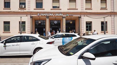 Taxis aguardan en la estación de tren de Pamplona en las vísperas de San Fermín