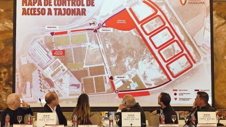 Los ponentes, con el presidente Luis Sabalza el cuarto por la izquierda, observan los accesos a Tajonar.