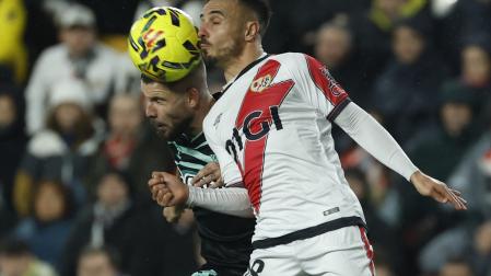 El centrocampista del Rayo Vallecano, Álvaro García, disputa el balón ante el delantero del Betis, Aitor Rubial