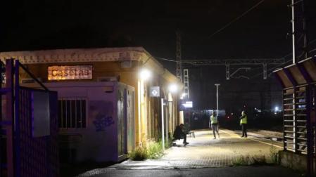 Agentes de la Guardia Civil en la estación de Casetas