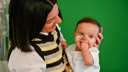 La pequeña Mirari de siete meses, en brazos de su madre, Maka Dandurishvili.