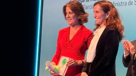 Yolanda Barcina, junto a la ministra de Sanidad, Mónica García, sostiene su galardón