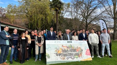 Jóvenes que han realizado el curso de primera instalación con el consejero Aierdi y otras autoridades