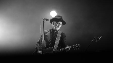 Mikel Erentxun, en uno de sus conciertos con su guitarra acústica