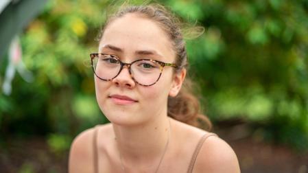 Una joven con gafas